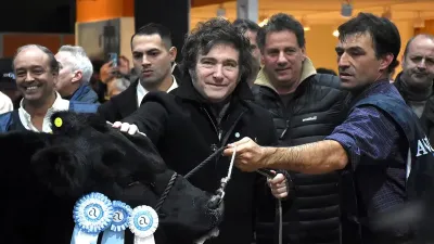 "Vamos a eliminar el Impuesto País y luego las retenciones para que el campo sea libre"