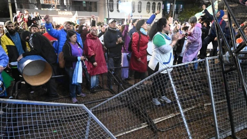 Marcha de docentes a la casa del exgobernador Rovira