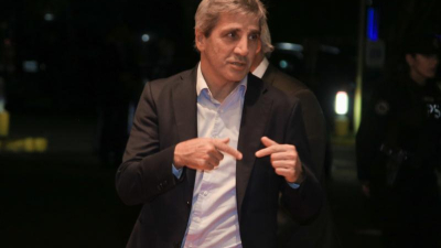 Con un DNU y más bonos Caputo busca conseguir 3500 millones de los bancos