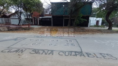La calle frente a la casa de los Sena amaneció con pintadas