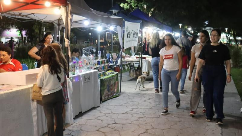 Feria municipal de la plaza central tuvo una alta concurrencia
