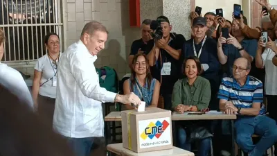 El opositor González Urrutia pidió quedarse en los centros de votación "hasta que entreguen las actas"