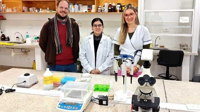 Becaria de la Unne indaga los secretos adaptativos de maleza invasora