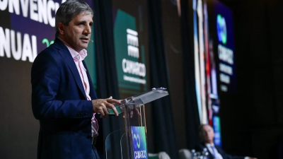 Caputo confirmó que desde septiembre baja 10 puntos el impuesto PAÍS