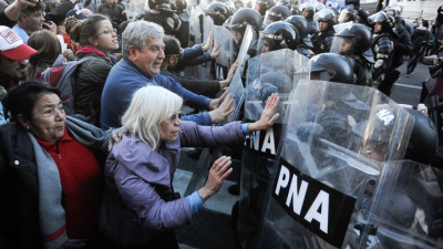 Tensión, empujones y corridas en la marcha de piqueteros y jubilados contra el veto de Milei a la reforma previsional