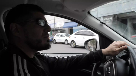 Maximiliano Ledesma, sociólogo despedido del Estado, devenido chofer de Uber. Foto Mariano Toledo..jpg