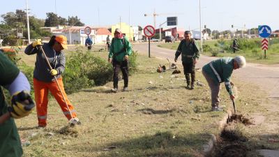 Amplio operativo de limpieza y desmalezado a la vera de las rutas 11 y 16