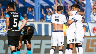 Vélez venció a Racing sobre el final y se afirma en la punta