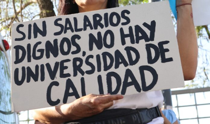 Sin-salarios-dignos-no-hay-educacion-de-calidad-UM-696x412.jpg