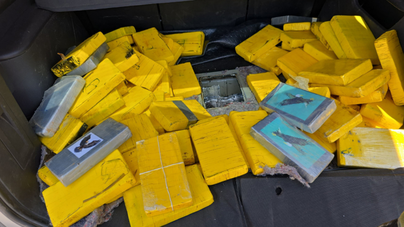 Adaptaron un doble fondo en el baúl de un auto para esconder 83 kilos de cocaína