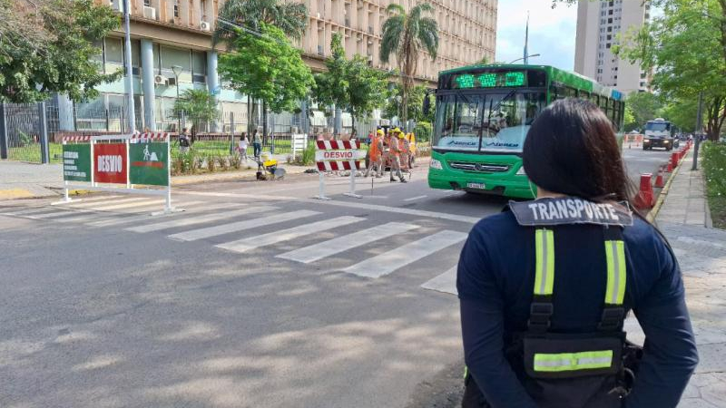 Hay paradas alternativas para colectivos por obras de bacheo en avenida Sarmiento