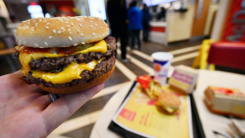 Alerta en por un brote de escherichia coli en McDonald’s: un muerto y 75 casos en todo el país