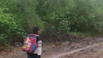 Alumnos y docentes atraviesan el barro para llegar a la escuela en El Impenetrable
