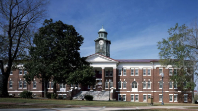 Al menos un muerto en un tiroteo en un campus universitario de Alabama