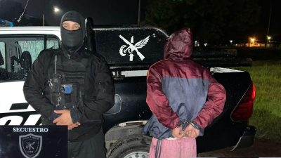 Intentó evadir un control policial, pero lo atraparon con armas de fuego y drogas