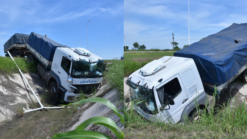 Un camión se despistó y terminó en el desagüe pluvial en la entrada del autódromo