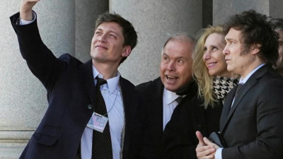 Afirman que Santiago Caputo armó una megaencuesta para medir si los argentinos aceptarían un régimen autoritario