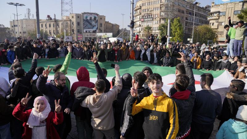 Cayó Al Asad y Siria celebra el inicio de una era llena de incertidumbre