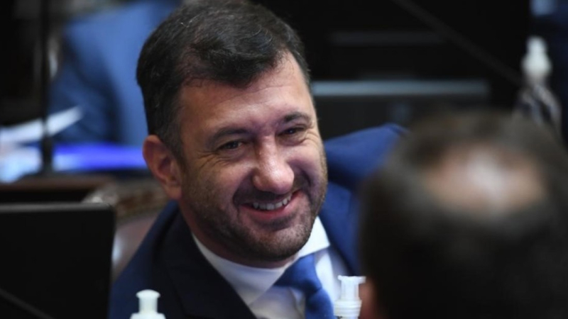 Edgardo Kueider pidió formalmente licencia en el Senado