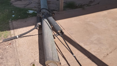 Caída de un poste de Telecom casi provoca una tragedia