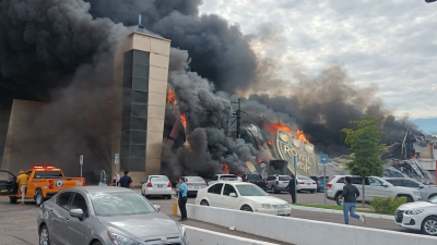 Feroz incendio consumió un parque de trampolines y un casino en México