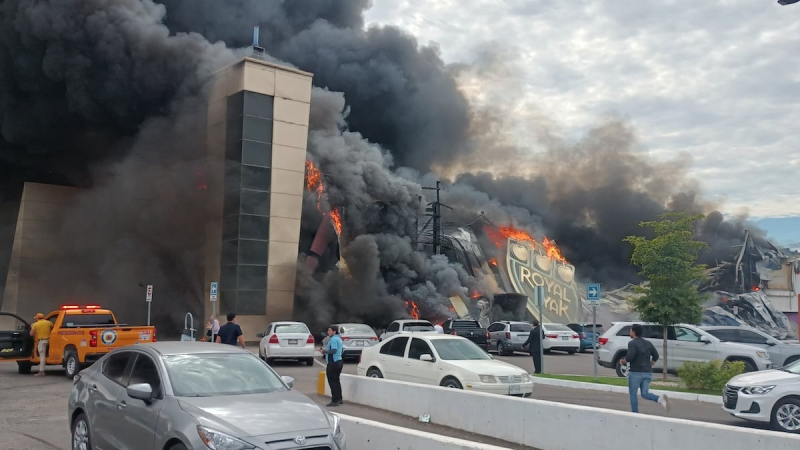 Feroz incendio consumió un parque de trampolines y un casino en México