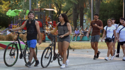 Silleta, sombrita y tereré, postales del calor en Resistencia