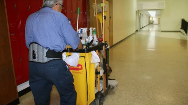 Quieren cobrarles a trabajadores de maestranza por tomar agua de los dispensers