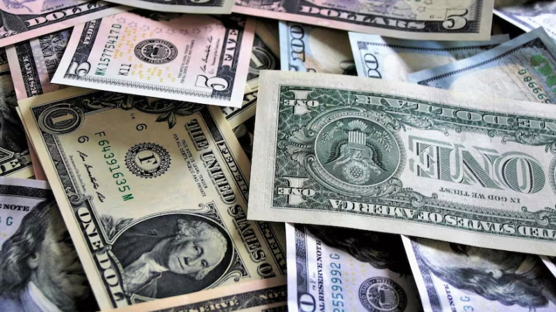 El dólar se dispara por los aranceles de Trump y empuja a otras monedas a valores mínimos históricos