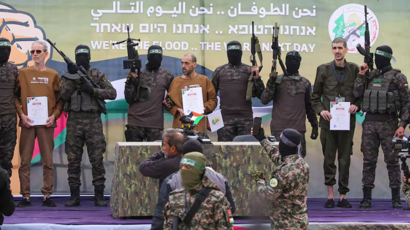 Hamas libera a otros tres rehenes secuestrados desde el inicio de la guerra