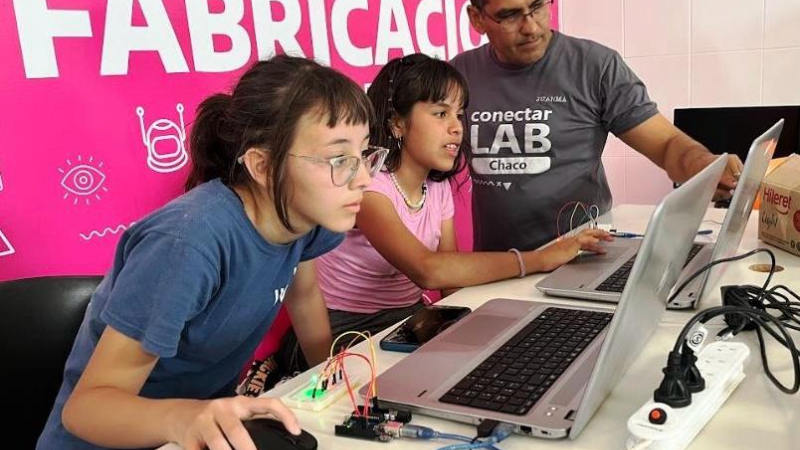 Continúa Verano Tecnológico en la Plaza 25 de Mayo y Educar Lab en Fontana