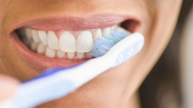 No es el café, ni los caramelos: cuál es el alimento que más daña los dientes