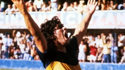 Hace 44 años, Maradona jugaba su primer partido con la camiseta de Boca