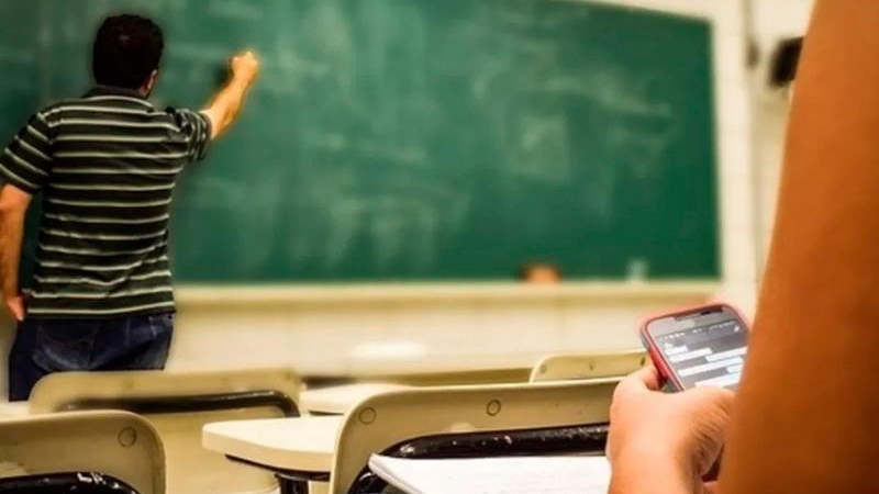 El 54 % de los estudiantes de 15 años se distrae con el celular en clase