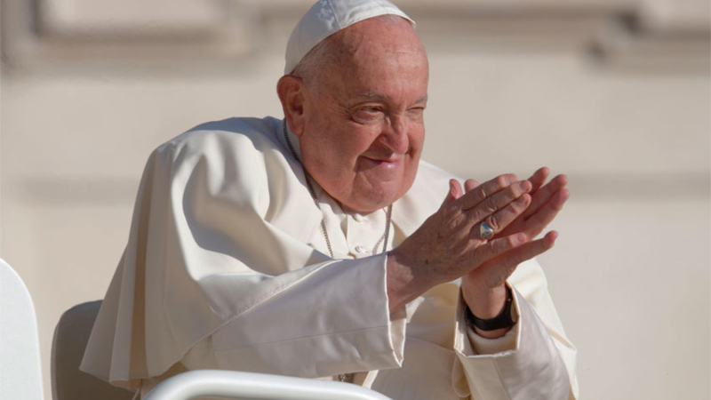 Desde el Vaticano afirman que Francisco tiene una "mejoría consolidada"