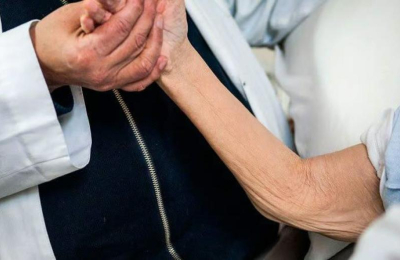 Pérdida de masa muscular en la vejez: la fruta que sorprende por sus efectos