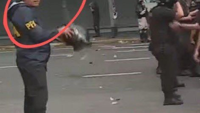 Cámara de TV registró a un policía dejando caer su arma en Plaza Congreso