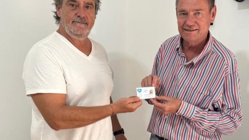 Carné de socio vitalicio para director técnico del Deportivo Municipal