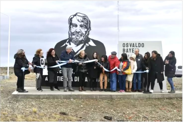 Osvaldo Bayer monumento 2.JPG