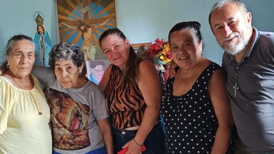 Conmovedor reencuentro de dos hermanas después de 50 años