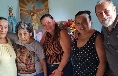 Conmovedor reencuentro de dos hermanas después de 50 años