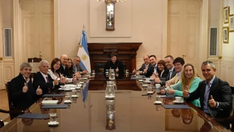 Javier Milei convocó a los ministros en Casa Rosada a la espera del anuncio del FMI