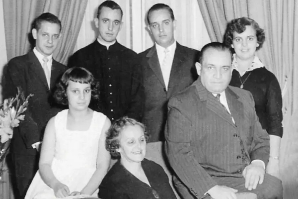 Durante la década del 60, los Bergoglio en su casa de Flores. De pie: Alberto Horacio, Jorge Mario, Oscar Adrián y Marta Regina. Sentados: María Elena, Regina María Sivori y Mario José Francisco. Foto: AP.