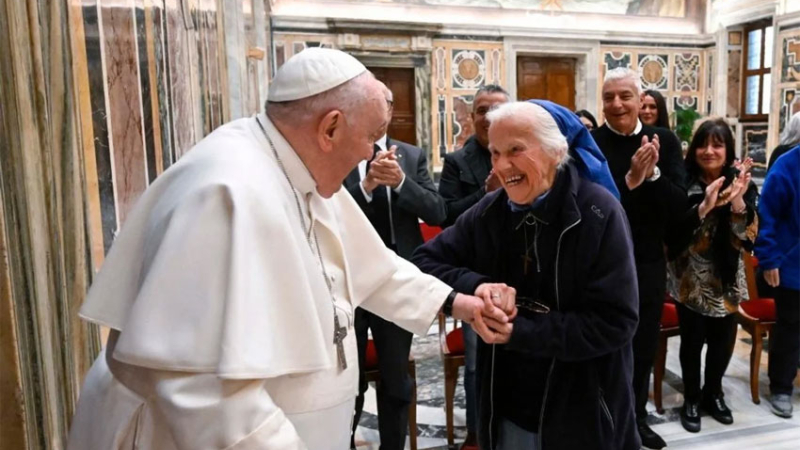 Rompió el protocolo y lloró junto al ataúd del Papa