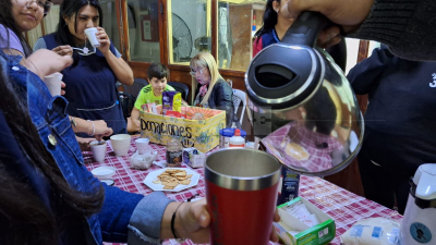 Estudiantes del Instituto Sarmiento preparan la merienda gratis para sus compañeros