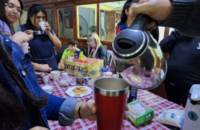 Estudiantes del Instituto Sarmiento preparan la merienda gratis para sus compañeros