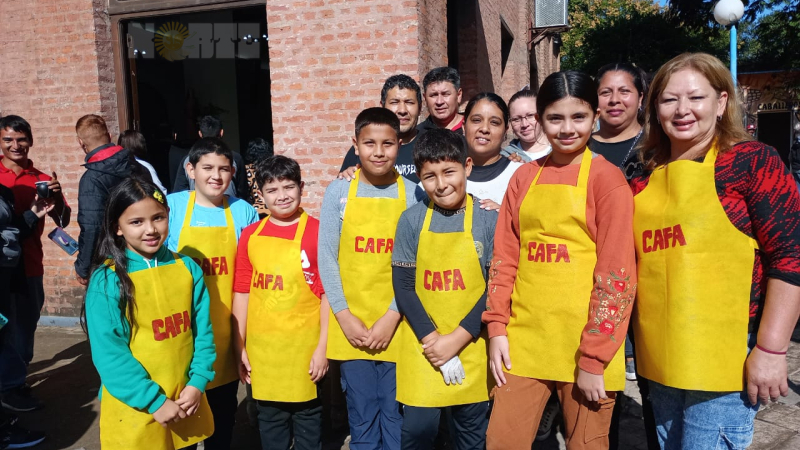 La catequesis solidaria de Puerto Tirol: niños que alimentan el alma y el cuerpo en la fiesta de Santa Rita