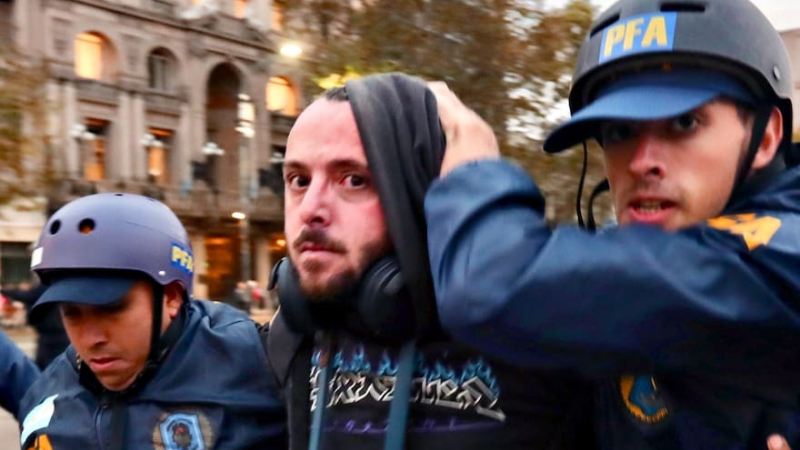 Tras la violenta detención, fue liberado el fotógrafo de AFP