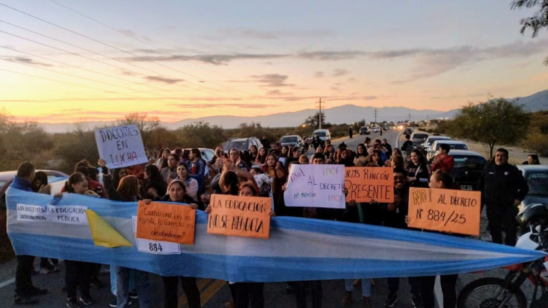 Masiva movilización docente obligó a derogar el decreto 884/25