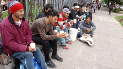 Cáritas asiste a personas en situación de calle y colecta abrigos y alimentos donados